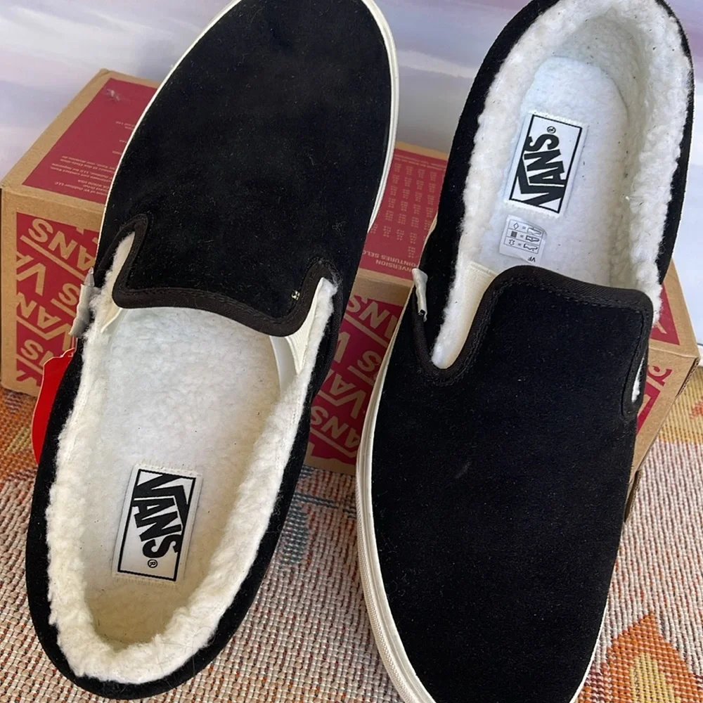 Vans • Men’s Classic Slip-On
Cozy Hug Black
VN0A5A08BM8
Sneakers - Picture 13 of 16